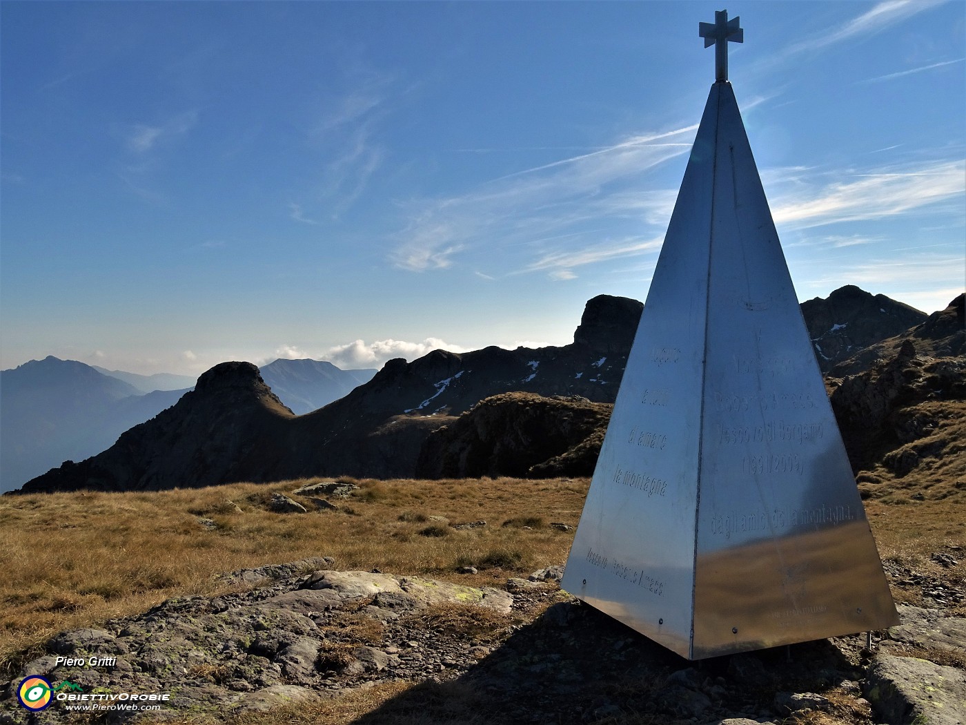 84 Piramide stilizzata a ricordo del vescovo di Bergamo Amadei, amante della montagna.JPG -                                